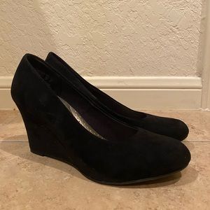 Black cushioned wedges